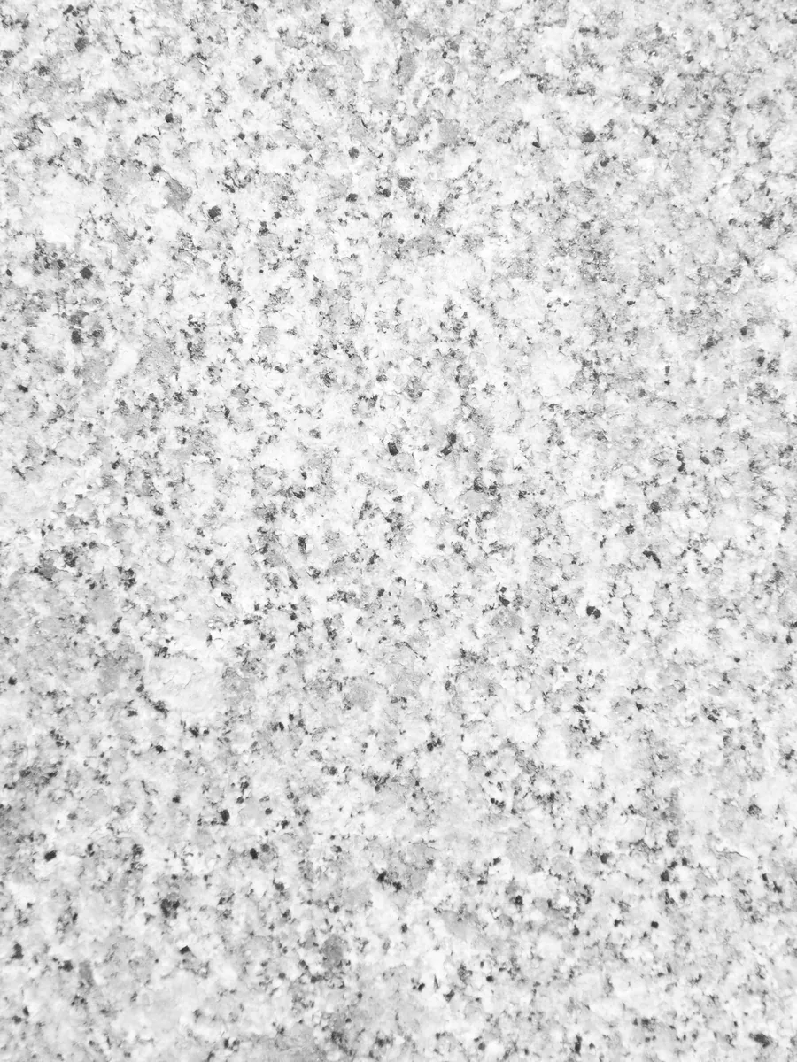 Chapa de granito branco Itaúnas com grão cinza