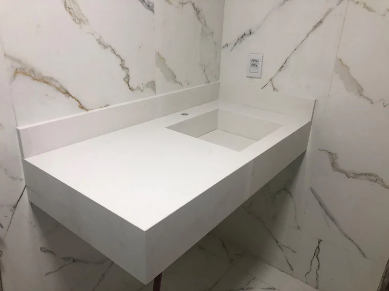 Bancada de banheiro com cuba esculpida e frontão