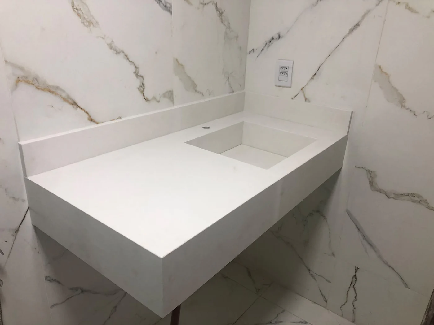 Bancada de banheiro com cuba esculpida e frontão