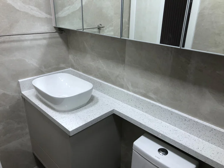 Bancada de banheiro em quartzo branco com cuba de apoio