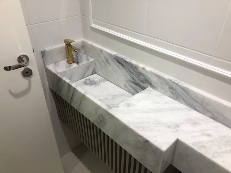 Lavabo com bancada em mármore branco de veios cinza
