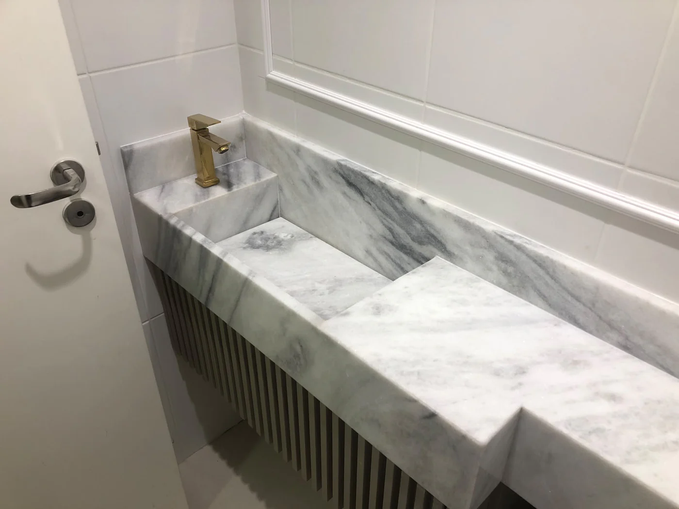 Lavabo com bancada em mármore branco de veios cinza